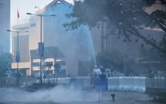 【修例風波】水炮車金鐘射藍色水 示威者堵政總部分出入口阻速龍出入
