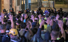 【修例风波】近千人尖东与警对峙 红磡人群亮手机声援理大留守者