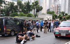 【上环冲突】法院外逾500人声援 三人走出马路坐路中心