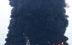 印尼海面漏油起火 浓烟蔽天气味飘散附近城市