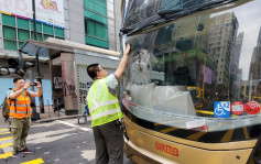 【大三罷】彌敦道近50輛巴士被破壞放胎氣 有市民自發清雜物