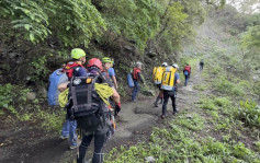 台灣屏東飛龍瀑布溯溪團遇大雨被困 5人由直升機救起