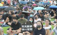 【逃犯条例】第二日金钟「三罢」集会 市民自制「香港加油」布条