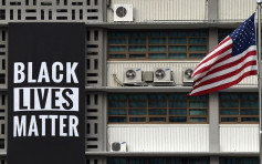 美駐首爾使館現「黑人生命也是命」巨型橫額 支持抗爭活動