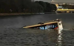 上海巴士墮河凌晨被打撈上岸 車內無乘客司機被救送院