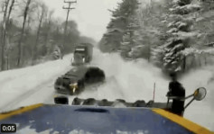 私家車雪地爬頭撞上鏟雪車  被打橫劏開一半驚慄影片曝光