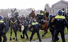 荷蘭民眾上街抗議封城 警射水炮驅散拘百人
