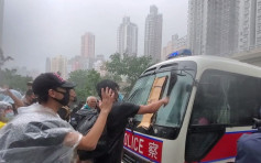 【上環衝突】法院外示威者包圍警方小巴 警車倒車走脫困