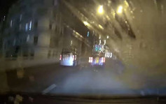 車Cam直擊｜東九龍走廊私家車慘被大袋屎尿擊中玻璃