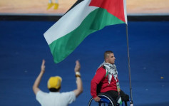 以巴衝突︱巴勒斯坦代表團參加亞殘運會入場！　手挽手​比「V」字手勢