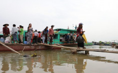 缅甸泼水节乐极生悲 船只超载翻侧至少11人死