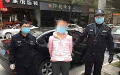 【武漢肺炎】溫州大媽拒隔離 揮菜刀斬斷警員盾牌