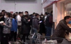 防疫期間上海Costco仍大排長龍 限流1000人實行單向客流