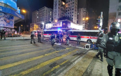 示威者彌敦道堵路縱火警察驅趕 油尖旺多處交通受阻