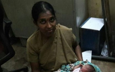 印度女警愛心大爆發 餵人奶給棄嬰受讚許