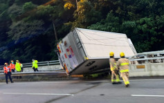 大圍城隧公路貨車翻側 消防趕至救援 道路一度全封