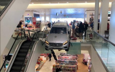德國漢堡老翁駕車失控撞入商場 2人受傷