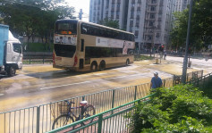 屯門湖翠路爆水管全線封閉 多條巴士小巴綫改道