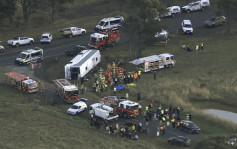 澳洲校巴遭货车追撞至翻侧  7学童重伤  「有人整条手臂没了」