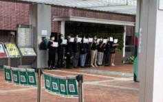 港大学生聚集悼乌鲁木齐火灾死难者 警方接报有人校内贴标语到场调查