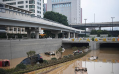 鄭州京廣路隧道拖出逾200輛泡水車 初步確認有人罹難