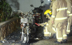 馬鞍山橋底電單車遭焚毀 燒成廢鐵　