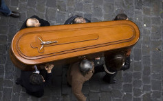 疫情亡者急升致工作量大增 西班牙殡仪业罢工促增人手