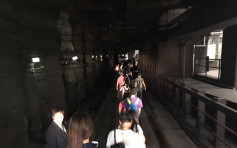 【港铁停电】逾百乘客摸黑行路轨返月台　有人不支晕倒须戴氧气罩