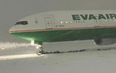 加拿大暴雪 長榮客機滑出跑道困雪地