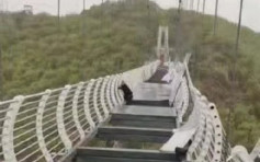 吉林玻璃吊橋不敵強風地板被吹毀 遊客抱扶手驚險待救