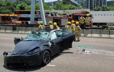 大埔吐露港公路Tesla失事 车头劏开尾辘飞脱