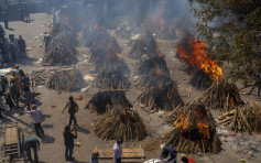 印度醫療系統崩潰火葬場不堪重負 民眾須自備木柴火化遺體