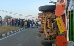 印度巴士與貨車相撞 10死逾30人傷