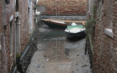 意大利威尼斯運河乾涸 貢多拉擱淺慘況曝光