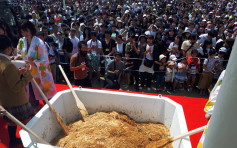 日巨型即食麵試食活動 579人共嚐創世界紀錄	