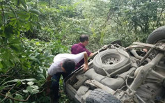 桂林旅遊巴翻下山崖致3死11傷 三名路過醫生緊急救人
