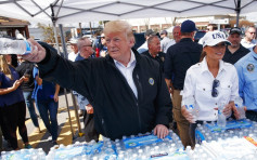 特朗普视察佛州灾情 亲派樽装水民众争自拍