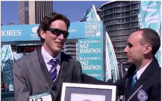 【去片】澳洲律师穿西装跑毕马拉松 缔造健力士世界纪录