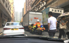 觀塘電單車與貨車相撞司機受傷 敬業街一度全封