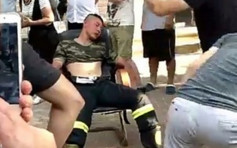消防員救火救到中暑　民眾主動撥扇降溫