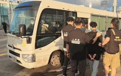 警夥入境處反黑工拘6人 涉金紫荊廣場幫遊客影相