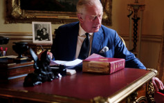 查理斯三世首與「紅箱」合照 正式履行英皇公務