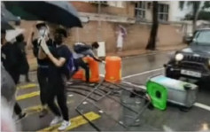 【修例风波】示威者占据界限街太子道往九龙塘 零食店铁闸被破坏