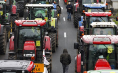 法国农民驾驶拖拉机堵塞巴黎公路 抗议农业政策