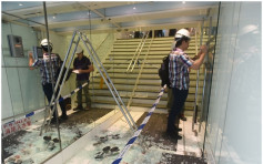 中環商場大堂玻璃門維修期間突爆裂　2名工人遭碎片割傷