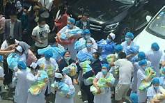 贵州4.5级地震赫章县震感强烈 产科医护一人抱一个带婴逃生