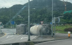 西貢公路田螺車翻側 迴旋處交通受阻