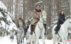 【有片】金正恩骑白马与李雪主登白头山 朝鲜官媒播出策骑画面