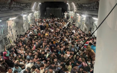 阿富汗局勢｜喀布爾機場現難民潮 美軍C-17運輸機擠滿640人