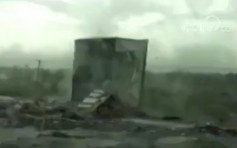 新疆高速公路遇13級強風 房屋遭吹翻拔起
